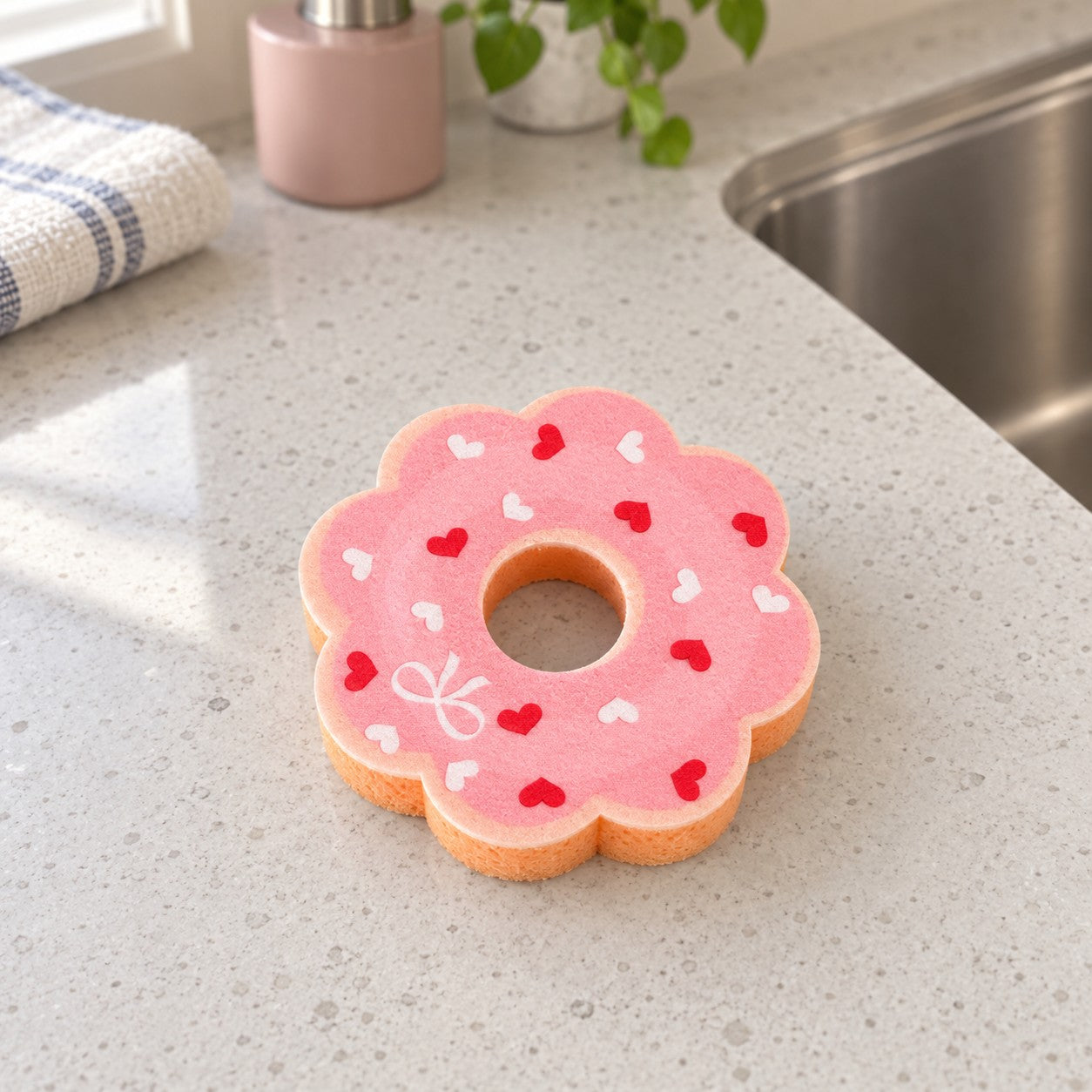 Růžový donut ve tvaru srdce kitchen sponge